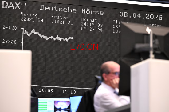 周三,一名交易员在法兰克福的显示屏前工作,屏幕上显示着德国 DAX 指数。