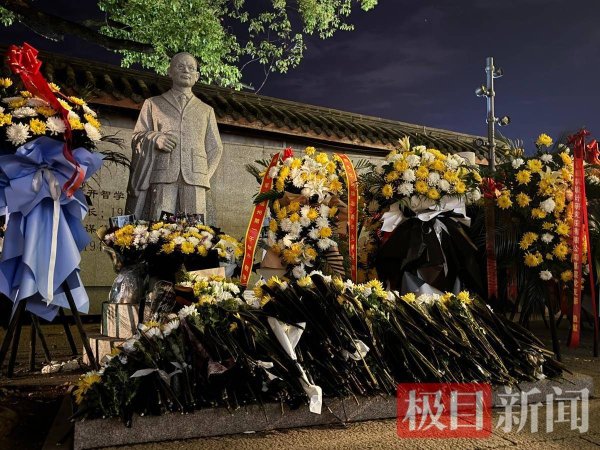 鲜花寄哀思！清明前夕民众缅怀吴石将军，故居留言墙满是期盼“台湾回归，祖国统一”