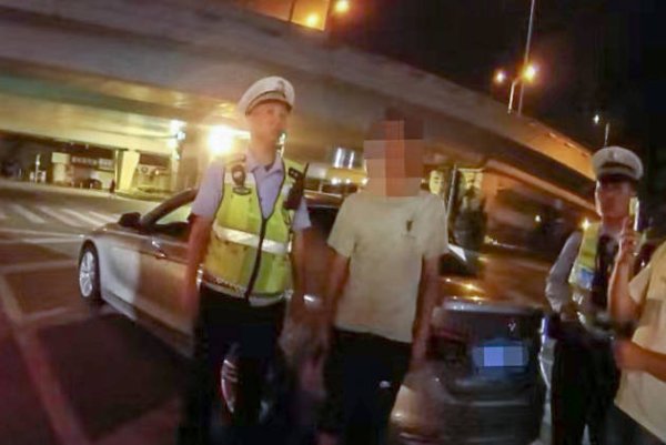 “二两白酒叫多吗？警官你喝不喝酒？”男子醉驾被查抛出灵魂拷问，交警的回答亮了