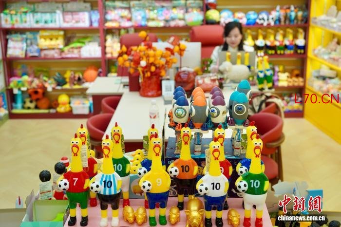 4月21日，“足球尖叫鸡”站上义乌商户周玲玲的店铺“C位”。董易鑫 摄