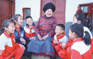 王佳美给寨子里的孩子讲故事金融投资综合门户网站。宋邦辉 摄