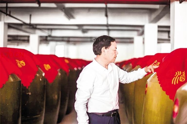 “酒都酱人”劳务品牌代言人曹大明检查封酒时间。贵州日报天眼新闻记者 潘树涛 摄