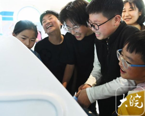 中国流动科技馆“流”进阜阳，点亮孩子科学梦