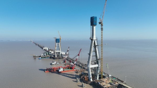 鄱阳湖旅游公路将军洲大桥主塔封顶 刷新一项世界纪录