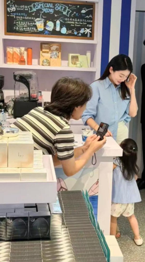 程晓玥出月子带儿女逛街，身材已恢复到孕前，两位阿姨随行超惬意