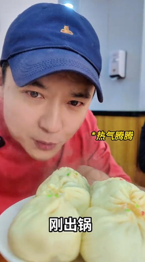 高云翔包子店当勤杂工，一个小时赚15块钱，谈及女儿酒窝满是宠溺