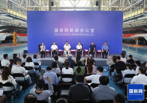 这场国家级新闻发布会，竟然开在了车间