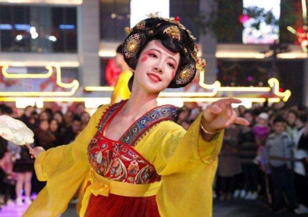 西安“不倒翁小姐姐”宣布离职，本人回应“嫁入豪门”