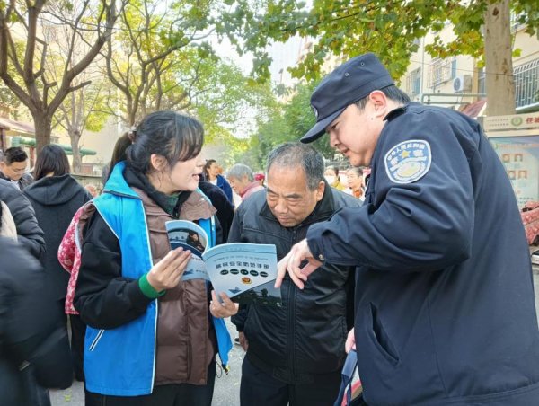 东红庙社区邮电新苑网格室开展“法治同行”志愿服务活动