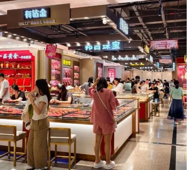 金价大跌, 实探深圳水贝: 回收价已跌到900元/克, 1200的时候很多人卖, 最近很少有人卖